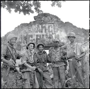 Des soldats de différentes origines posent pour un portrait de groupe lors de l'opération Camélia. Mai 1953. ©ecpad