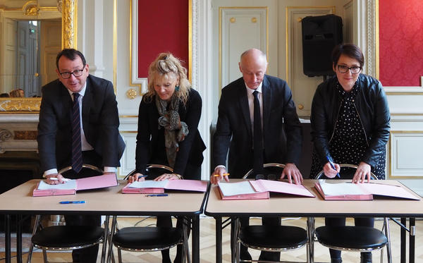Yves Le Breton, préfet de la Haute-Savoie a signé le schéma départemental des services aux familles (SDSF), en présence de la CAF, du département et de l'association des maires.