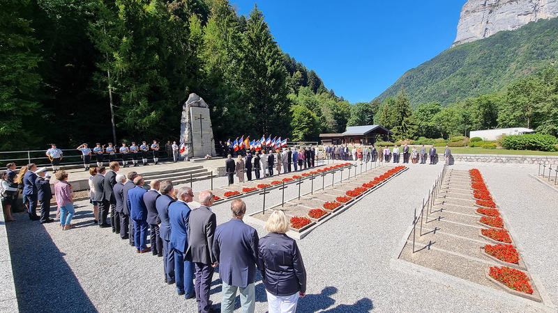 A l'occasion de la prise de fonction d'Yves LE BRETON, préfet de la Haute-Savoie, une seconde cérémonie a été organisée à la Nécropole Nationale des Glières à Morette, haut lieu de Mémoire de la Résistance.