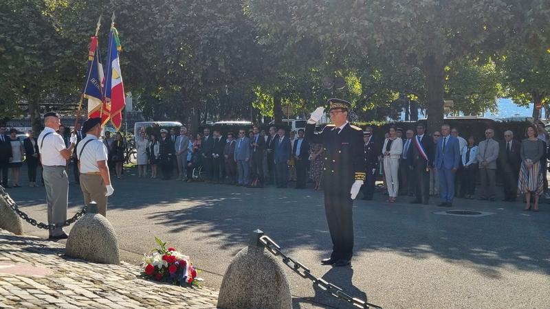 Ce 23 août 2022 a eu lieu la cérémonie de prise de fonction de M. Yves LE BRETON, nouveau préfet de la Haute-Savoie, au Monument aux combattants, Place du Souvenir à Annecy