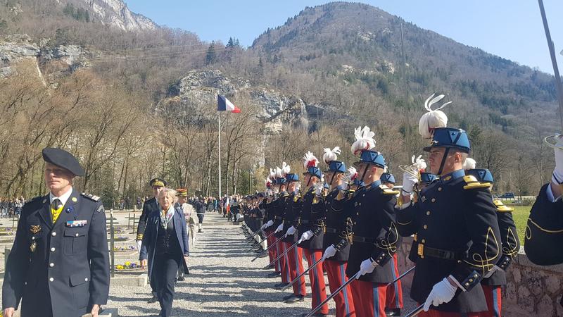 Le préfet Espinasse, assiste aux côtés de Mme Cluzel à la commémoration du 78ème anniversaire des combats des Glières à la nécropole nationale de Morette le 27 mars 2022