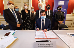 Signature de l'APHN par le préfet Espinasse